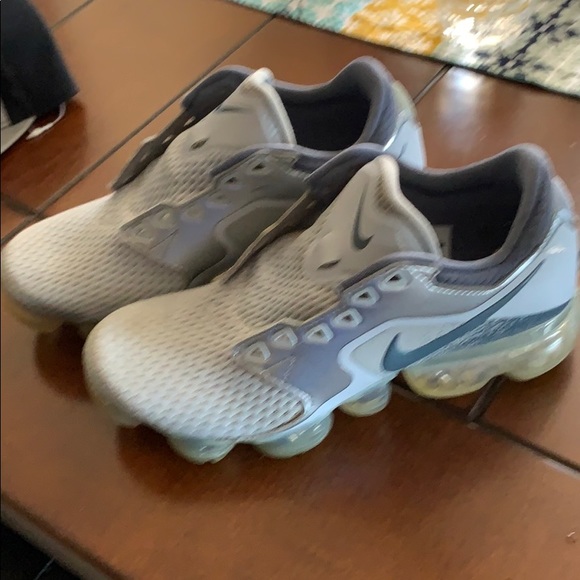 white vapormax youth